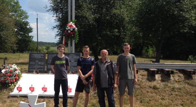 Uczestnicy tarnowskiego Centrum porządkowali cmentarze kresowe
