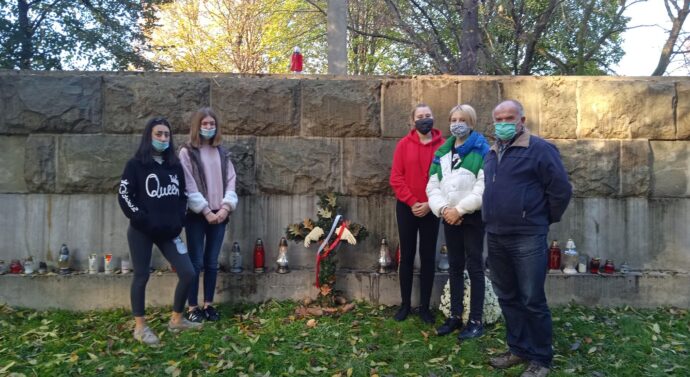 Uczestnicy tarnowskiego Centrum odwiedzają cmentarz wojenny